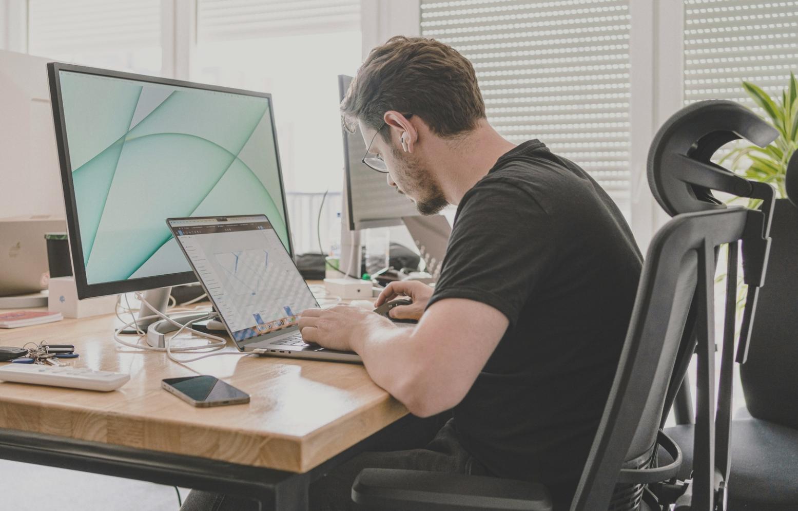 Equipo de vysissoraveluaxone trabajando en análisis financiero y pronósticos presupuestarios